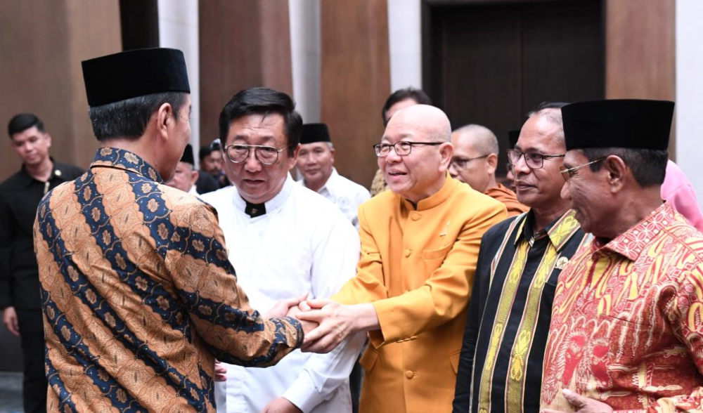 Presiden Joko Widodo menghampiri peserta dalam acara Silaturahmi dengan Asosiasi Forum Kerukunan Umat Beragama Se-Indonesia (AFKUBI). (BeritaNasional/Setkab)