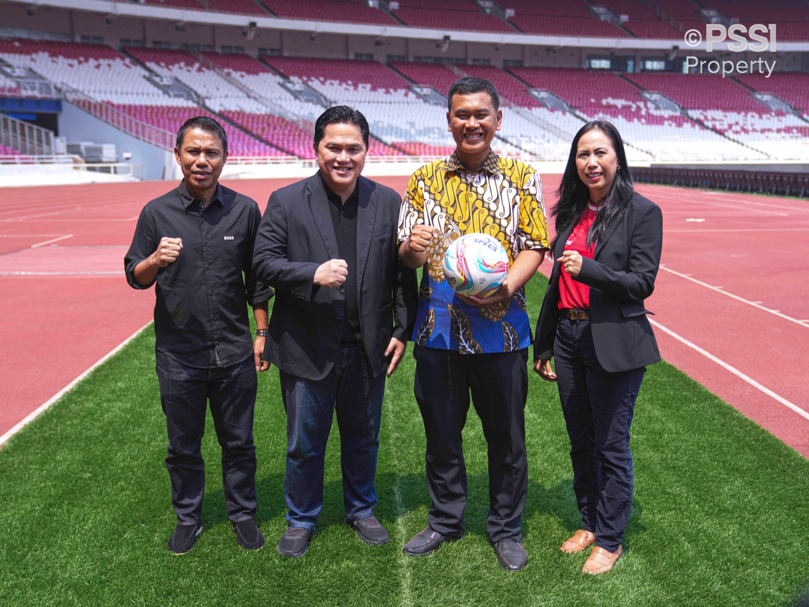 PSSI Terima Bola Bertanda Tangan Paus Fransiskus. (Foto/PSSI).