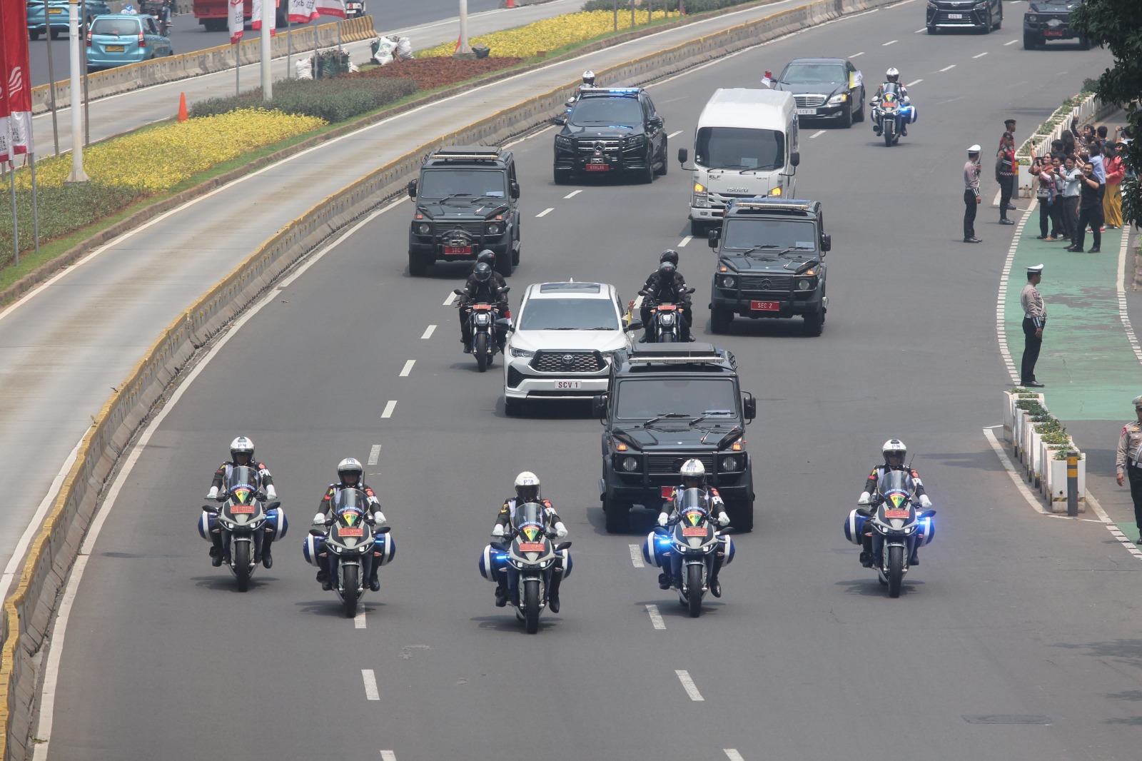 Iring-iringan mobil Paus Fransiskus saat tiba di Indonesia. (BeritaNasional/Oke Atmaja).