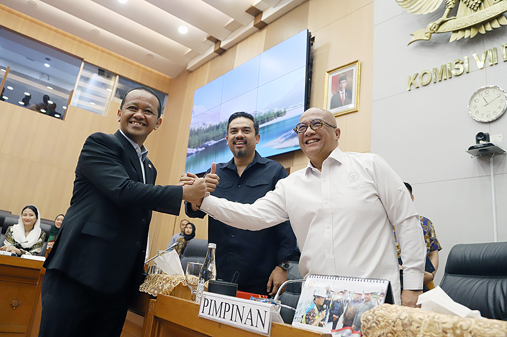 Rapat kerja komisi VII bersama Menteri ESDM Bahlil Lahadalia bahas anggaran tahun 2025. (BeritaNasional/Elvis Sendouw)