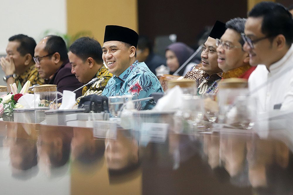 Wakil Menteri Agama Saiful Rahmat Dasuki (tengah) bersama Sekjen Kemenag M Ali Ramdhani (kedua kanan), dan Kepala Pusat Kesehatan Haji Kementerian Kesehatan Liliek Marhaendro Susilo (kedua kiri) mengikuti Rapat Kerja dengan Komisi VIII DPR. (BeritaNasional/Elvis Sendouw)