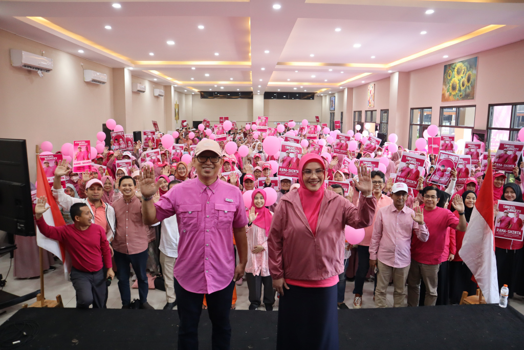 Pasangan calon Wali Kota dan Wakil Wali Kota Tangsel, Ruhamaben dan dr. Shinta memperkenalkan warna pink sebagai identitas kampanye mereka, Senin (16/9/2024).  (Berita Nasional Com/HO/Oke Atmaja)