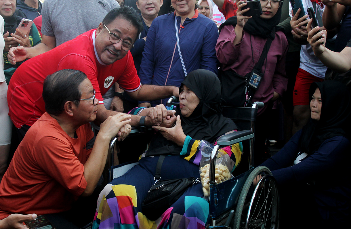 Paslon Pramono Anung-Rano Karno menyapa warga saat berada di kawasan CFD Jakarta. (BeritaNasional/Oke Atmaja)