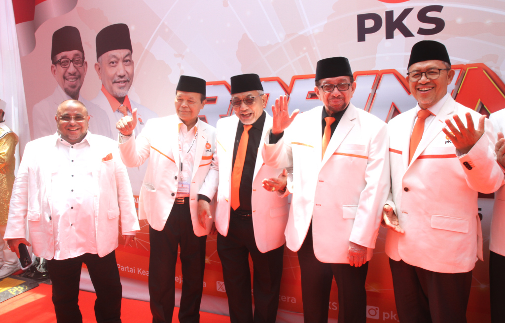 Presiden PKS Ahmad Syaikhu (tengah), Sekjen PKS Aboe Bakar Al-Habsyi (kiri), Ketua Majelis Syura PKS Salim Segaf Aljufri (kedua kanan), Wakil ketua Majelis Syura Hidayat Nur Wahid (kedua kiri) dan Ahmad Heryawan pada (kanan) berpegangan tangan bersama pada Rapimnas Partai Keadilan Sejahtera (PKS) 2024 di Kantor DPTP PKS, Jakarta Selatan, Kamis (19/9/2024).  (Berita Nasional.com/Oke Atmaja)