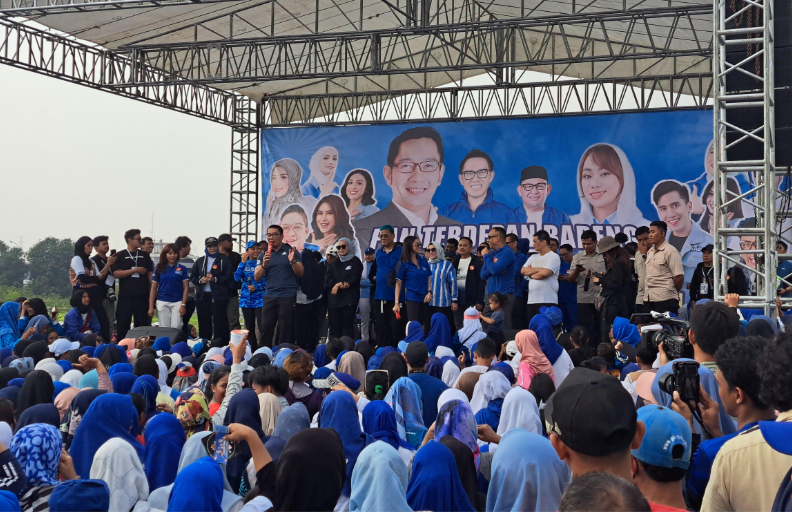 Momen Ridwan Kamil saat senam bersama warga di Waduk Arseni, Jakarta Barat. (BeritaNasional/Lydia)