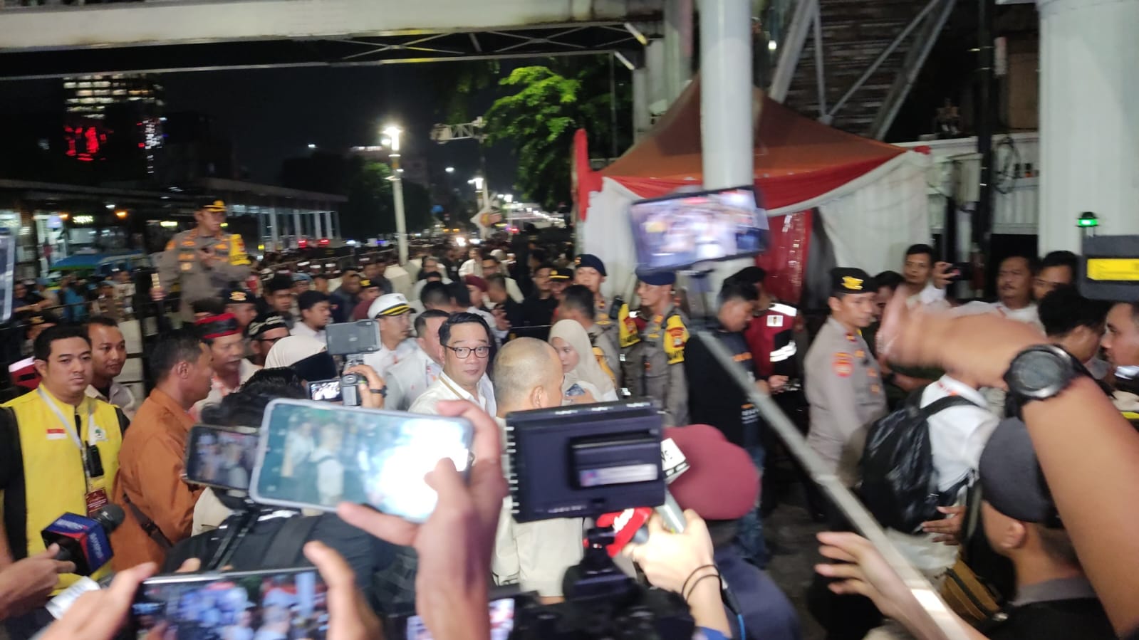 Ridwan Kamil dan Suswono saat sampai di KPU. (BeritaNasional/Ahda)