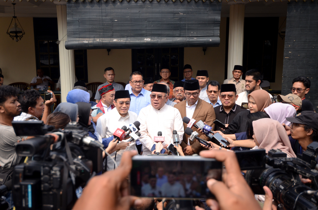 Calon Gubernur DKI Jakarta, Ridwan Kamil (Kanan) bersama tokoh Betawi Nahrowi Ramli (kiri) memberikan keterangan pers usai mengadakan pertemuan di kediaman Bang Nara di Condet, Jakarta, Rabu (18/9/2024).  (Berita Nasional.com/Oke Atmaja)