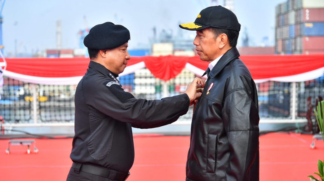 Presiden Joko Widodo menerima penyematan Brevet Kehormatan Hiu Kencana dalam upacara yang digelar di atas KRI dr. Radjiman Wedyodiningrat (RJW-992). (Foto/BPMI).