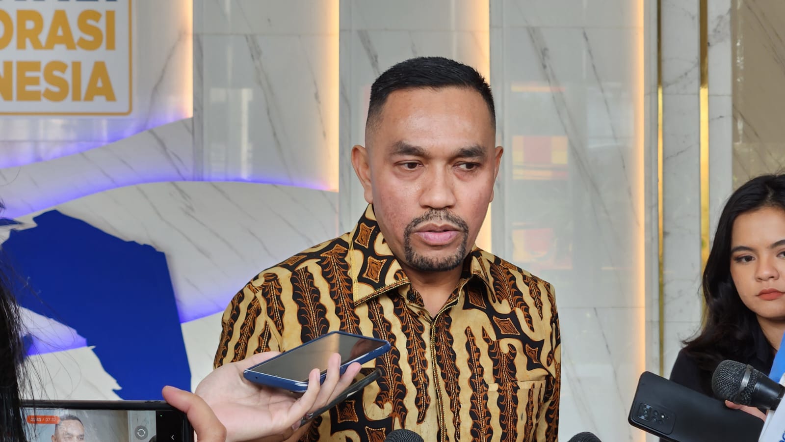 Bendahara Umum NasDem Ahmad Sahroni saat diwawancarai di DPP NasDem, Jakarta. (BeritaNasional/Panji)