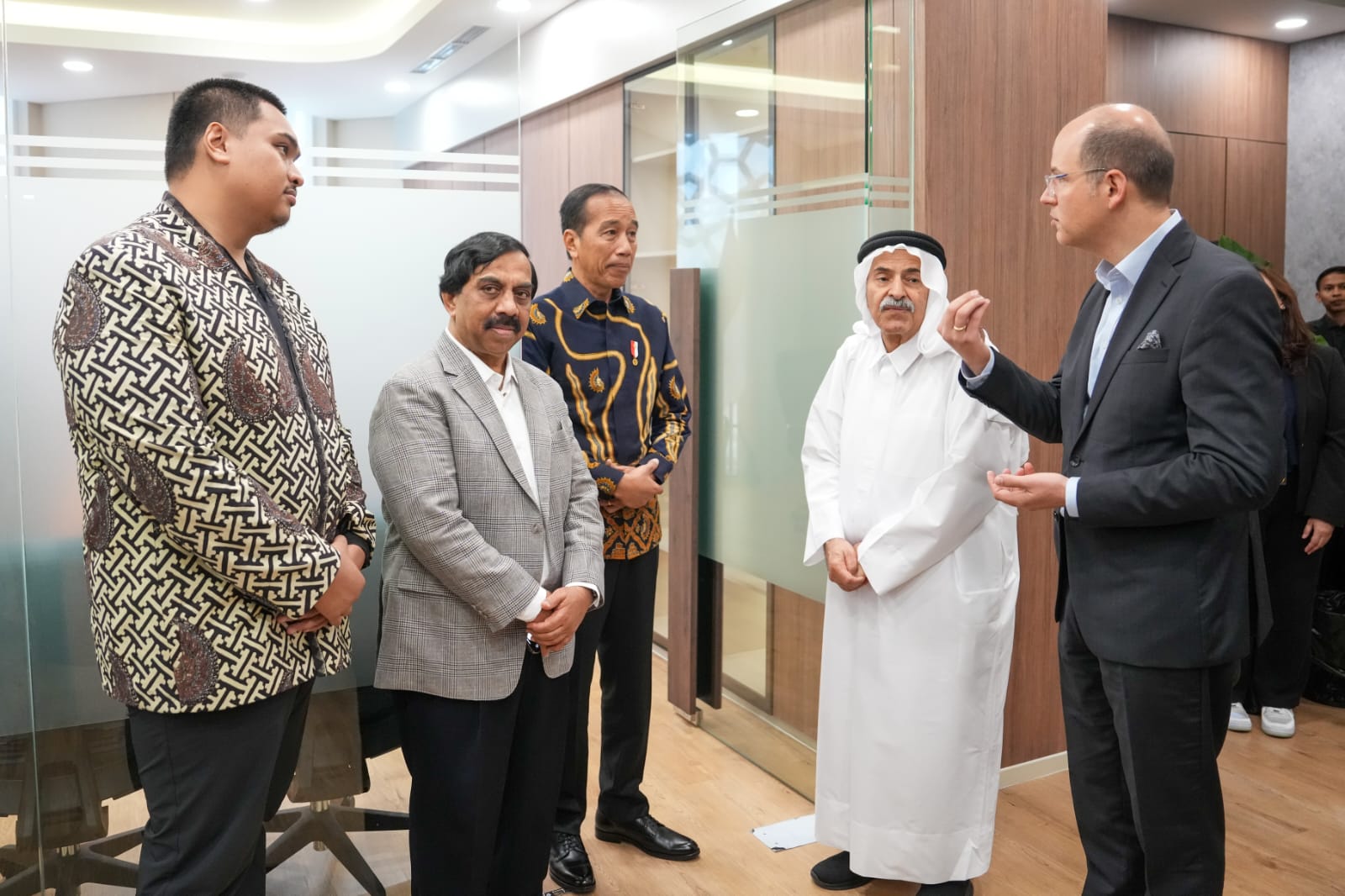 Sekjen FIBA Andreas Zagklis (kanan) bersama Presiden Jokowi (tengah) dan Menpora Dito Ariotedjo setelah peresmian kantor FIBA. (Foto/Kemenpora)