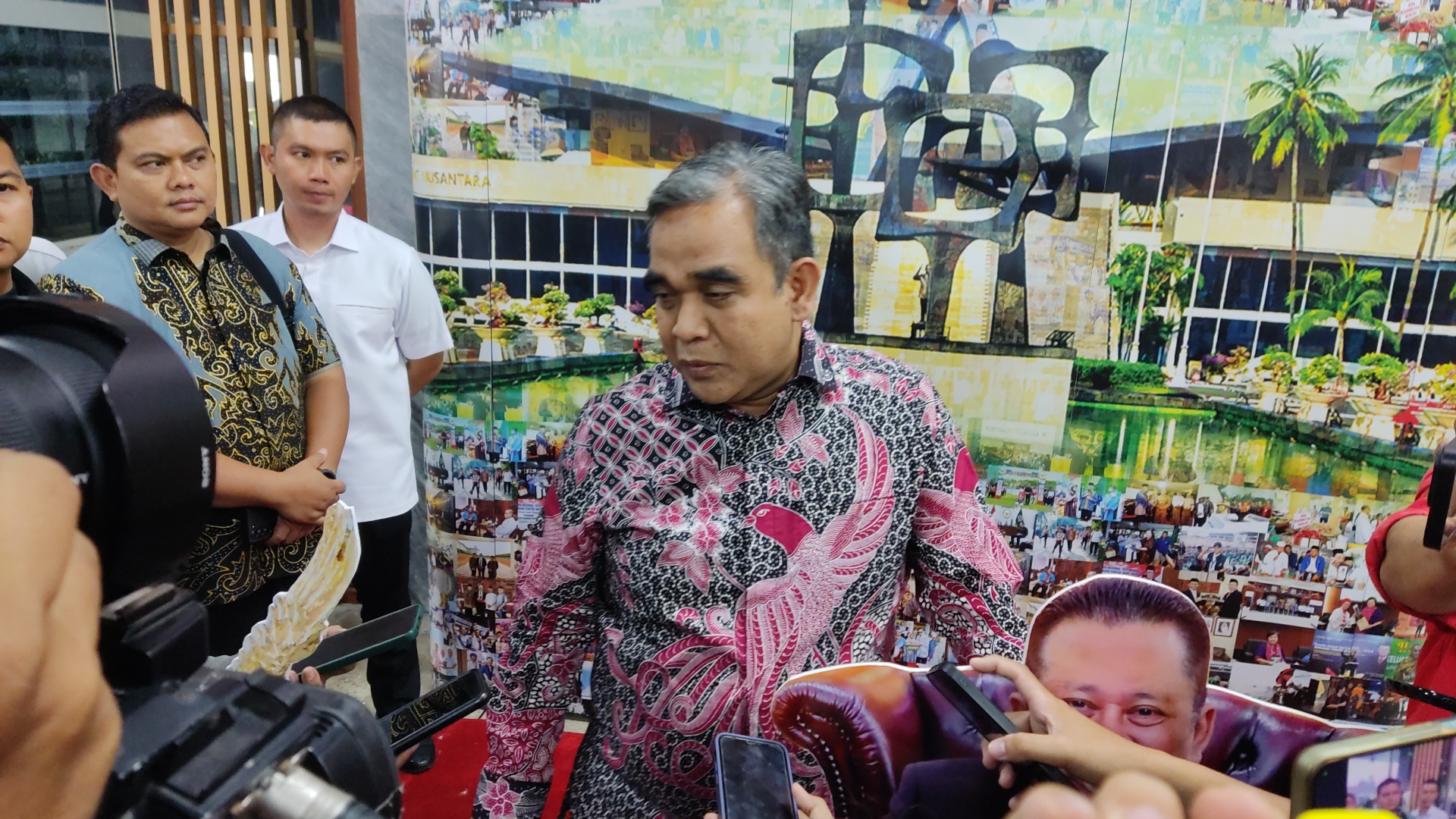 Sekjen Gerindra Ahmad Muzani saat diwawancarai. (BeritaNasional/Ahda)