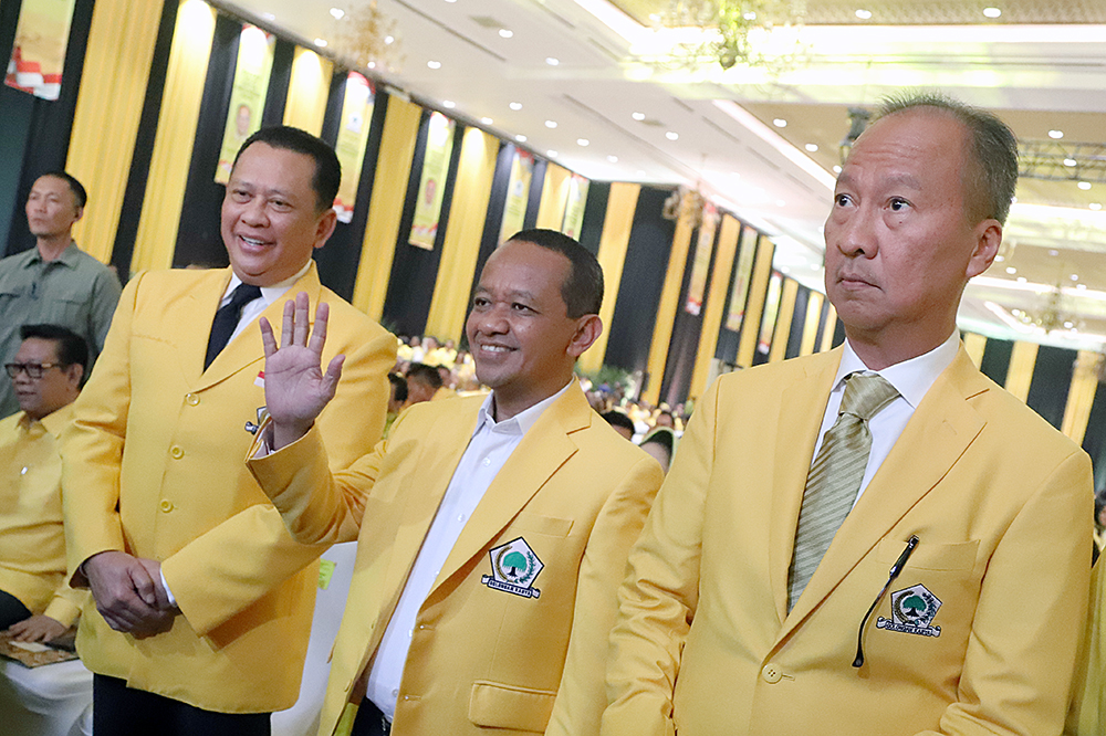 Ketum Golkar Bahlil Lahadalia (tengah) bersama Bambang Soesatyo dan Agus Gumiwang dalam Rapimnas dan Munas Golkar di JCC, Senayan, Jakarta. (BeritaNasional/Elvis Sendouw)