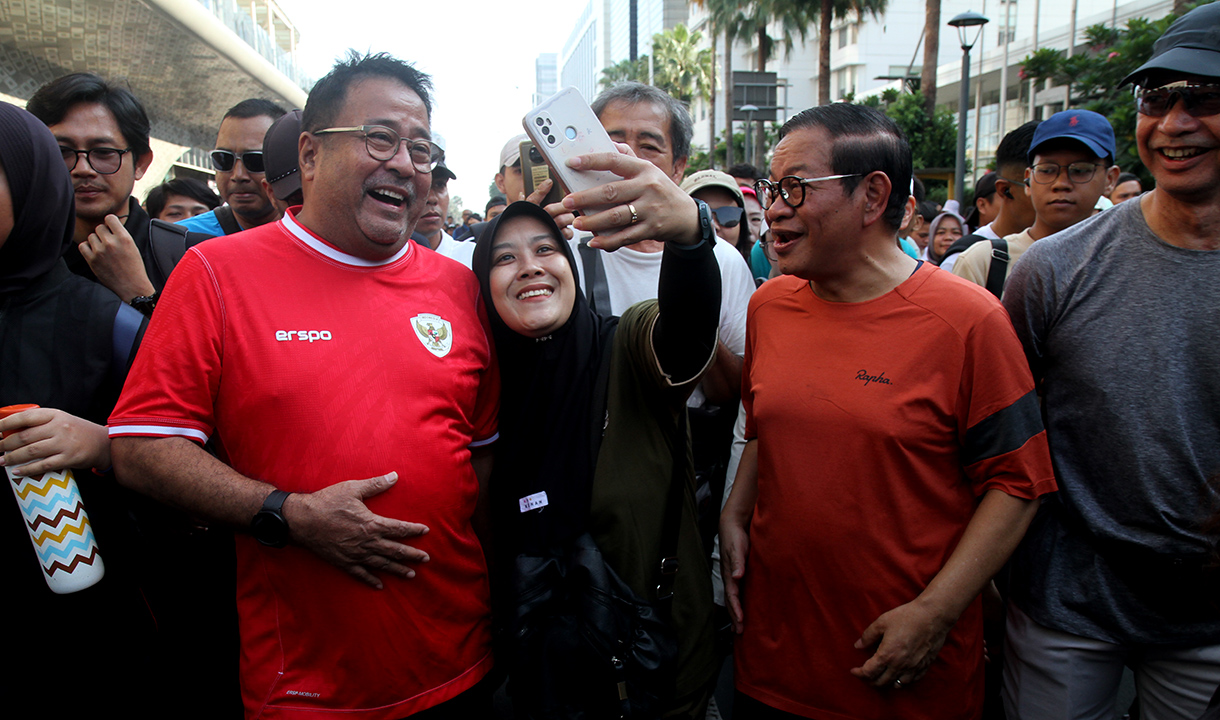 Paslon Pramono Anung-Rano Karno saat berada di kawasan car free day Jakarta berswafoto bersama pengunjung. (BeritaNasional/Oke Atmaja)