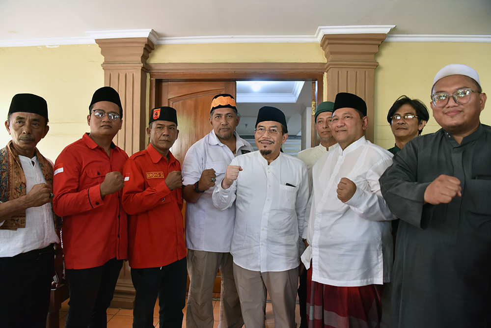 Calon Wakil Gubernur DKI Jakarta,  Suswono, melaksanakan Shalat Jumat bersama masyarakat Mampang di Masjid Al Istikmaly. (BeritaNasional/dok Tim Suswono/Elvis Sendouw)