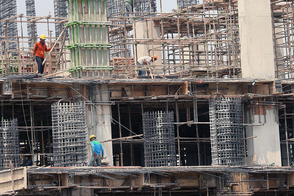 Pekerja menyelesaikan pembangunan gedung bertingkat di Jakarta. (BeritaNasional/Elvis Sendouw)