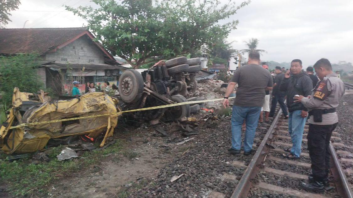 Truk Ditabrak Kereta Api Taksaka di Bantul. (Foto/KAI Daop 6).