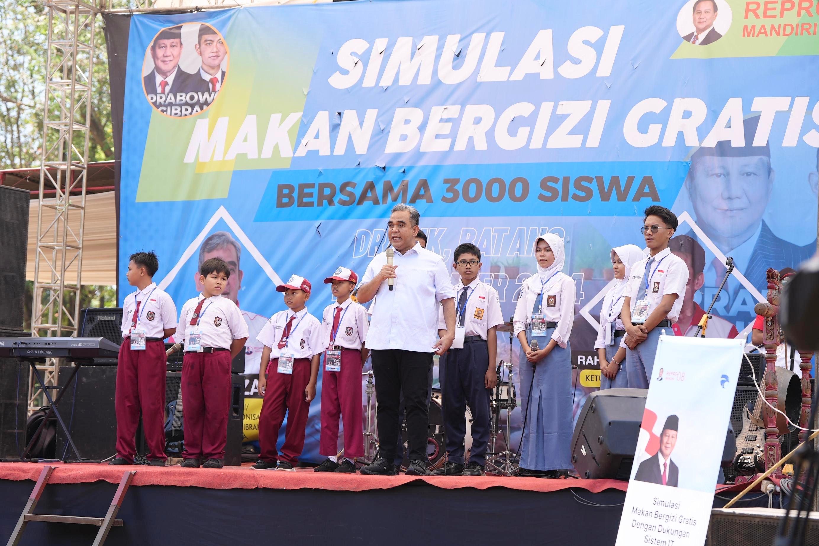 Ahmad Muzani menghadiri simulasi pelaksanaan program makan bergizi gratis terhadap 3.000 siswa SD, SMP hingga SMA di Kabupaten Batang. (Foto/Tim Gerindra).