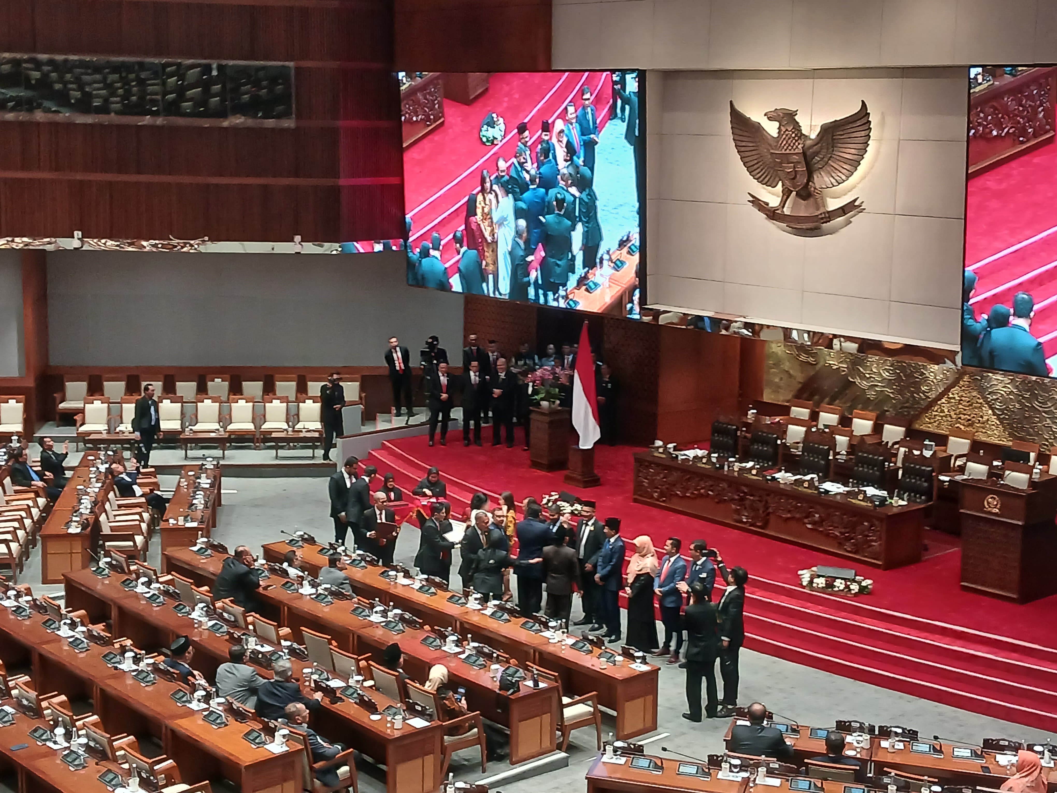 Tutup Periode 2019-2024, Anggota DPR Dapat Pin dan Piagam. (BeritaNasional/Ahda).