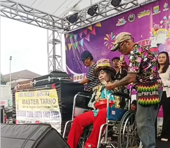 Pak Tarno saat menghibur para penggemar ditengah keterbatasan akibat serangan stroke. (BeritaNasional/Instagram)