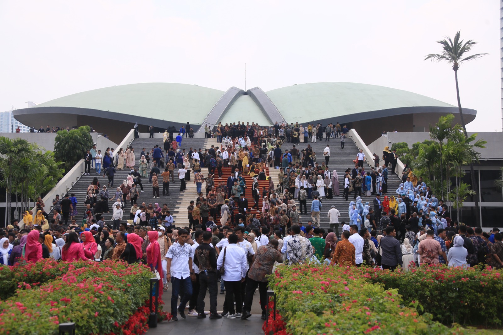 Suasana setelah pelantikan anggota DPR RI. (BeritaNasional/Elvis Sendouw)