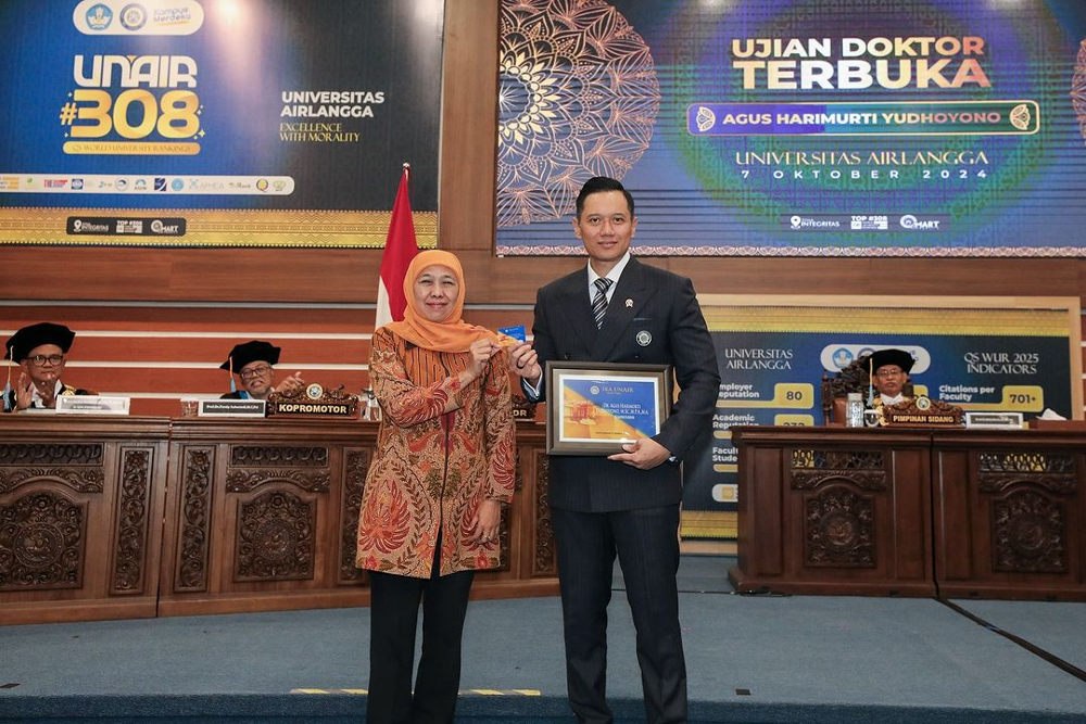 Agus Harimurti Yudhoyono (kanan) bersama Khofifah Indar Parawansa setelah ujian doktor terbuka. (Foto/instagram @agusharimurtiyudhoyono)