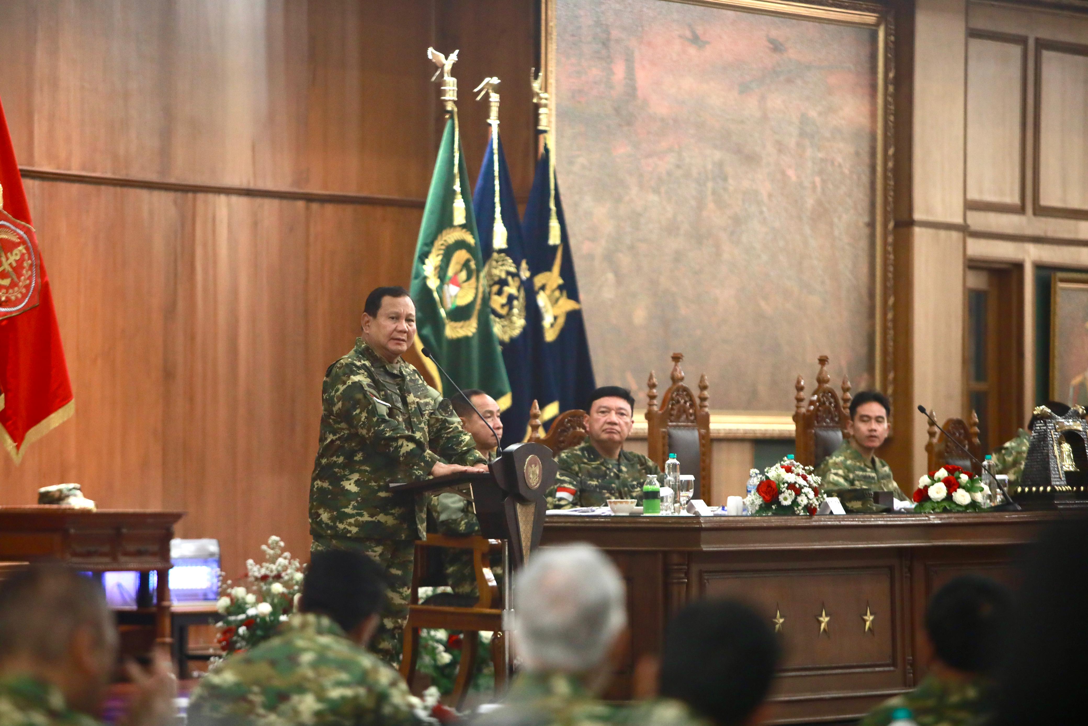 Presiden Prabowo saat memberikan arahan kepada para menteri Kabinet Merah Putih di Akmil Magelang. (Foto/Tim Media Prabowo)