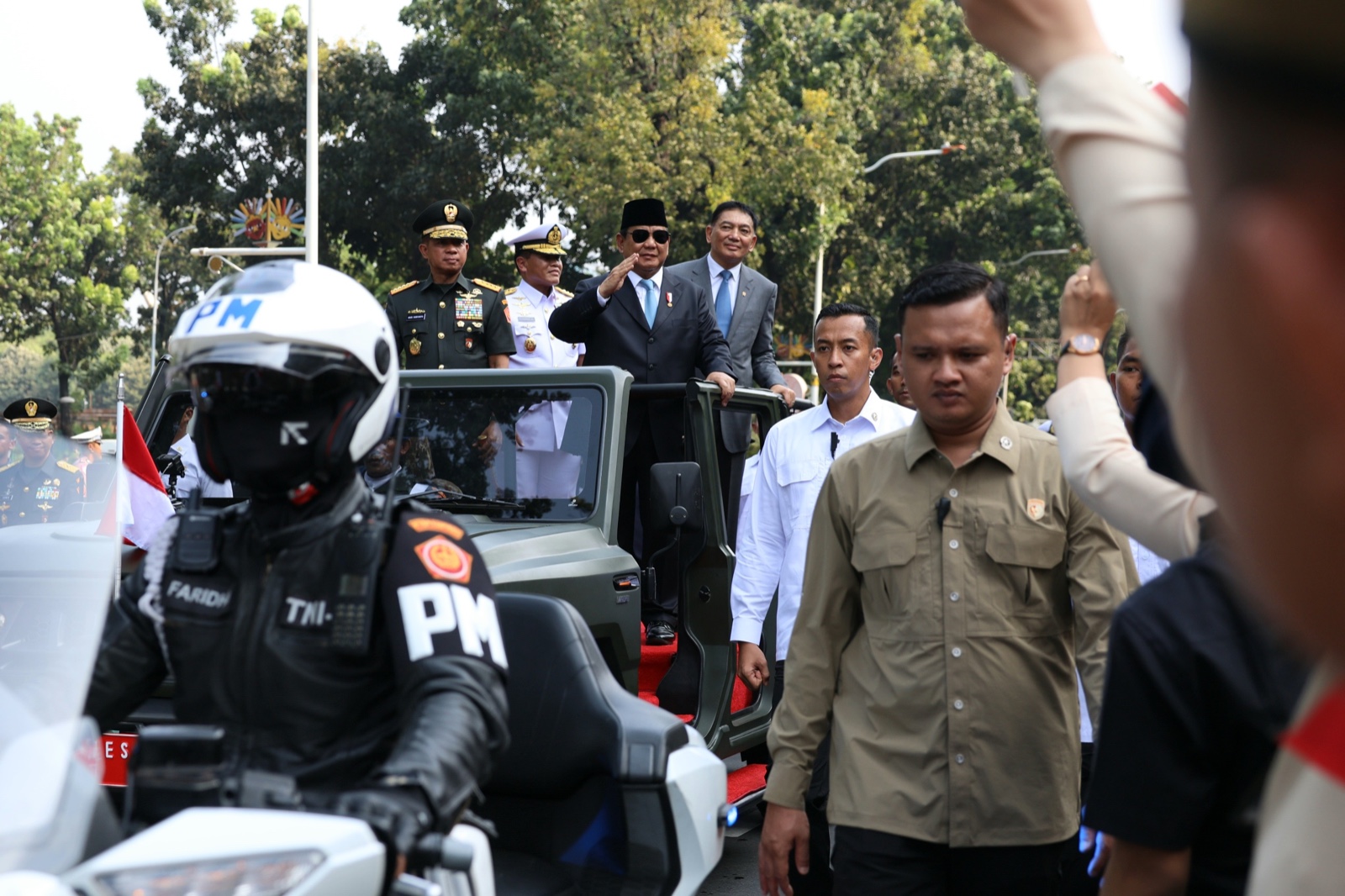 Antusiasme Warga Sapa Prabowo dan Menhan Sjafrie Usai Serah Terima Jabatan. (Foto/Tim Prabowo).