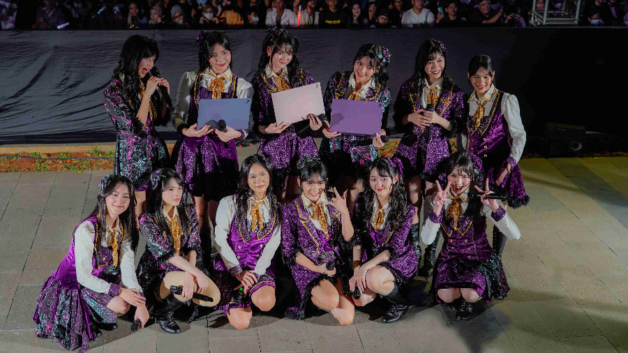 JKT48 Berfoto dengan Produk Laptop HYPE 5 AMD X3 Lollipop Edition di Anjungan Pusat Perbelanjaan Sarinah, Jakarta. (Foto/Doc. Axioo)