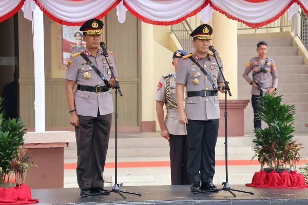 Kapolda Sulut Irjen Pol Roycke Harry Langie (kanan) saat mengikuti apel. (Foto/Humas Polri)