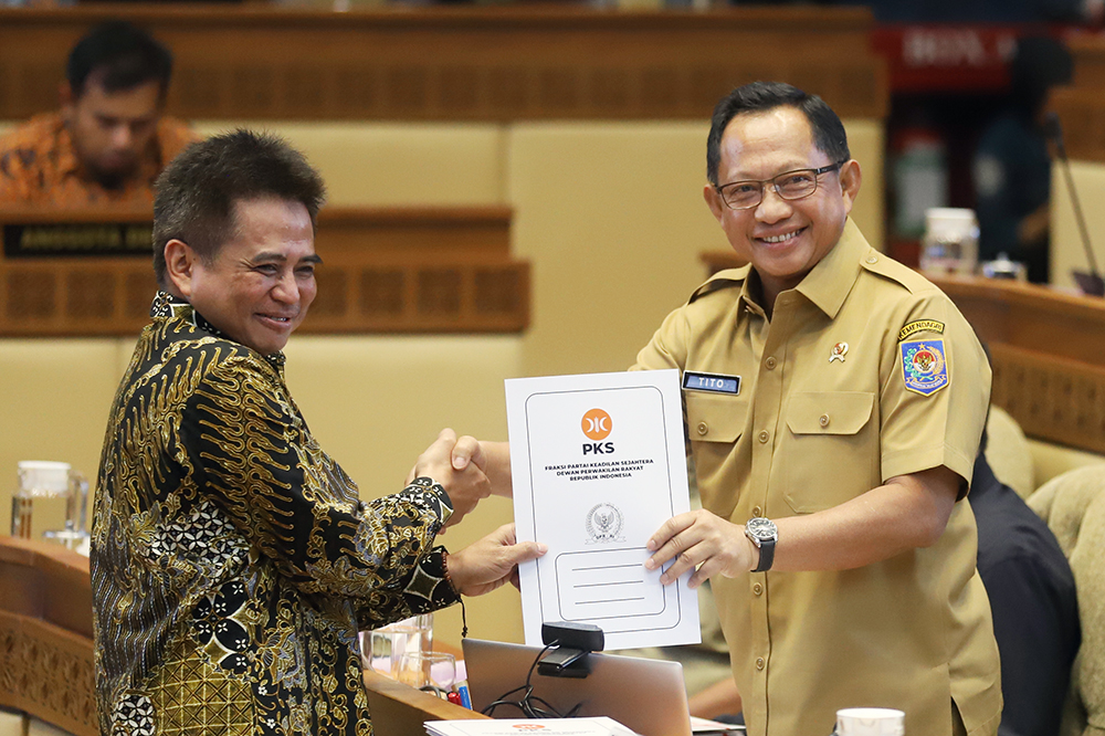 Menteri Tito Karnavian (kanan) saat berada di Gedung Parlemen beberapa waktu lalu. Tito langsung memberi tugas kepada Pj gubernu Jakarta. (BeritaNasional/Elvis)