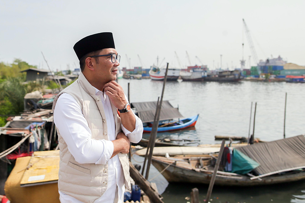 Calon Gubernur Jakarta nomor urut 1, Ridwan Kamil melakukan ziarah ke makam Habib Husein bin Abubakar Alaydrus dan sekaligus menyapa warga. (BeritaNasional/HO Tim Rido/Elvis Sendouw)