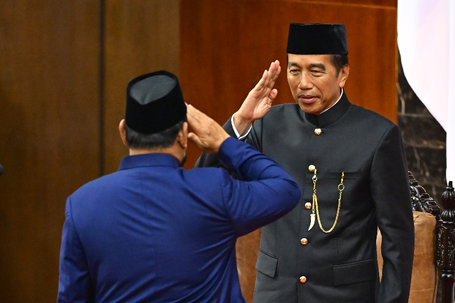 Presiden Indonesia periode 2024-2029, Prabowo Subianto, saat memberi hormat ke Joko Widodo (BeritaNasional/Doc. MPR RI)