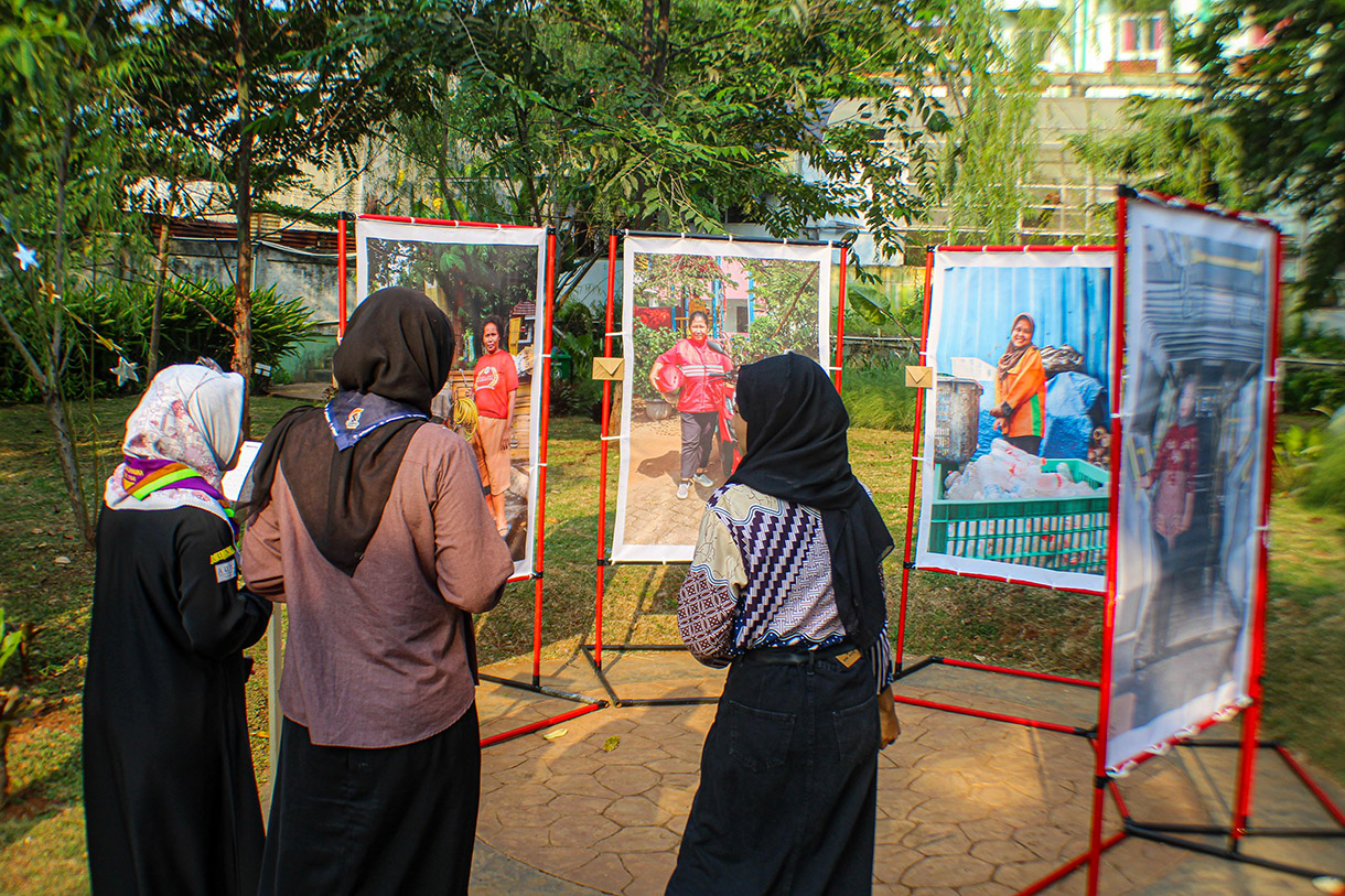 Sejumlah mahasiswa saat mengamati salah satu karya foto Pameran 'Aruna' di Taman Kampus B Universitas Muhammadiyah Prof.Dr. Hamka, Tanah Merdeka, Jakarta Timur, Jumat (11/10/2024).  (BeritaNasional.com/Oke Atmaja)