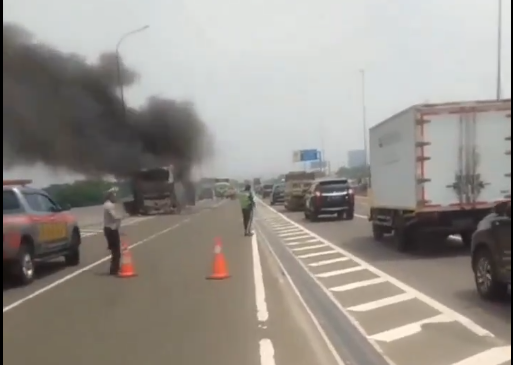 Bus Pariwisata Angkut 58 Siswa TK Terbakar di Jalan Tol Wiyoto Jaktim. (Foto/X/Tmc Polda).