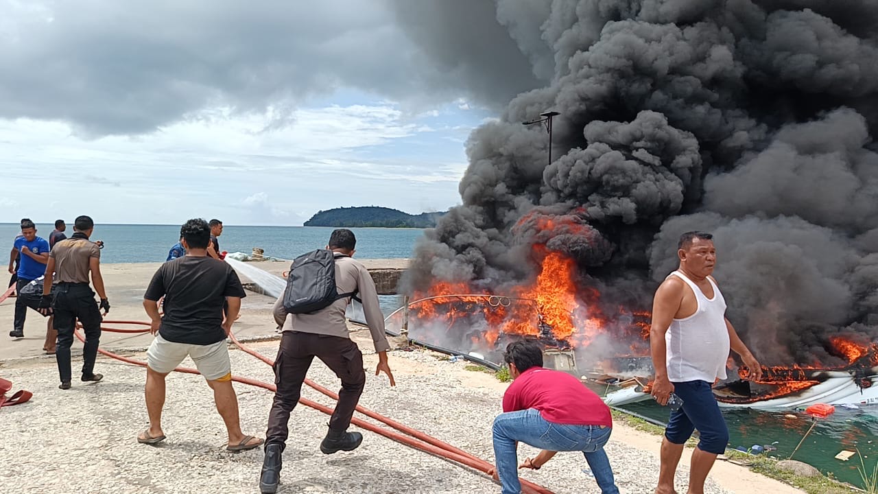 Suasana kebakaran speedboat yang ditumpangi cagub Maluku Utara Benny Laos. (Foto/dok polisi)