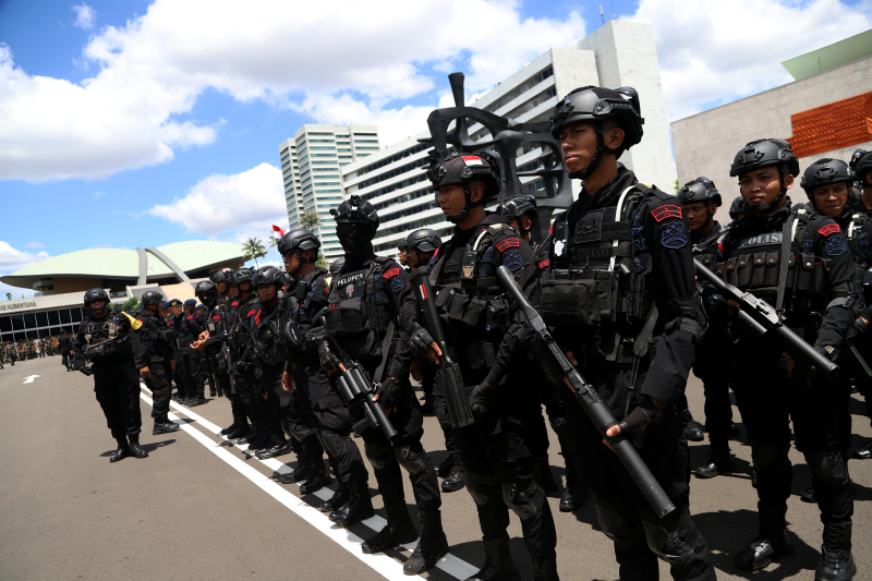 Petugas gabungan sedang mengamankan Gedung Parlemen, Senayan, Jakarta. (BeritaNasional/Elvis)