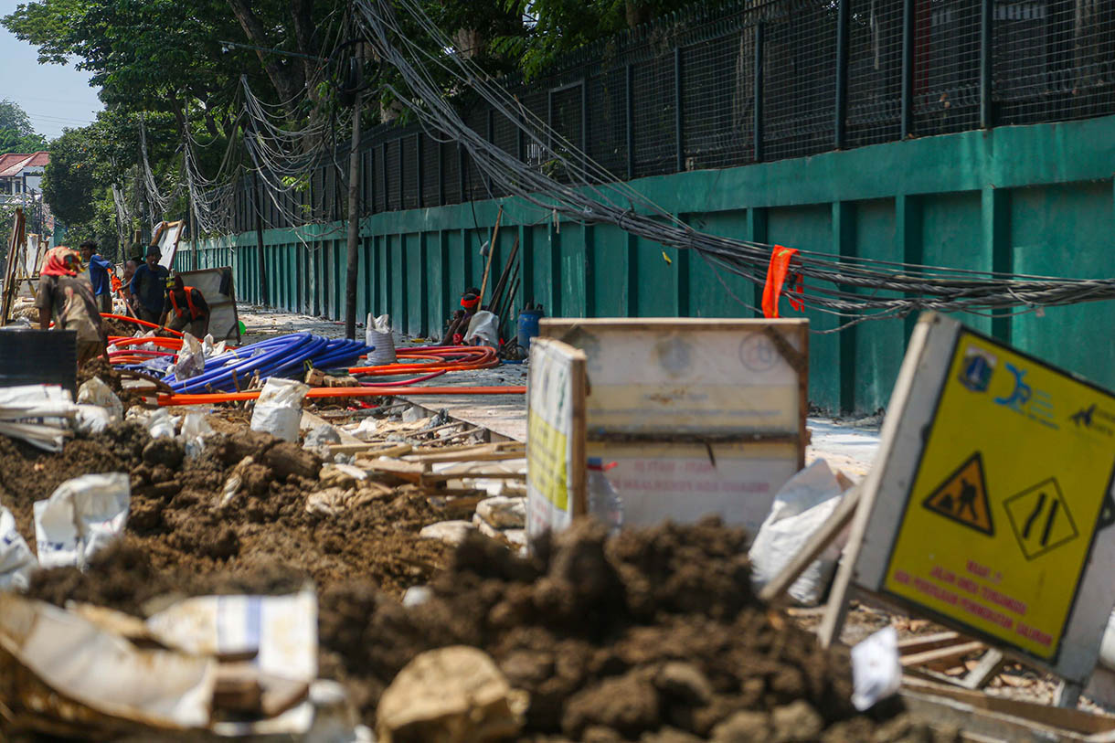 Aktivitas pekerja saat menyelesaikan proyek revitalisasi trotoar di sepanjang jalan Senen dan Kwini, Jakarta Pusat, Jumat (25/10/2024). (BeritaNasional.com/Oke Atmaja)