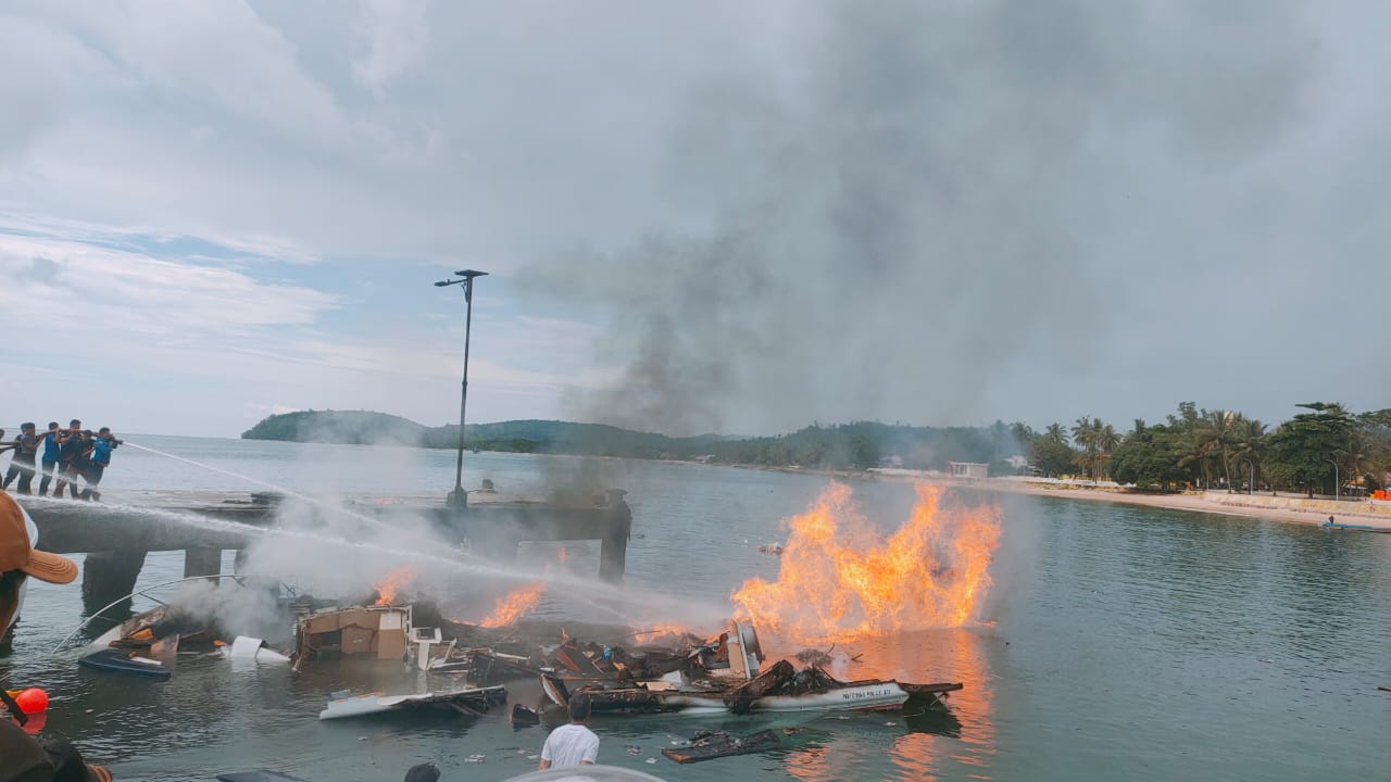 Kepulan asap kebakaran speedboat yang mengangkut Benny Laos, Cagub Malut. (Foto/dok Polisi)