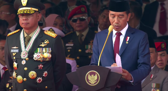 Presiden Jokowi (kanan) saat berpidato di HUT TNI di Silang Monas. (Foto/tangkapan layar YT Setpres)