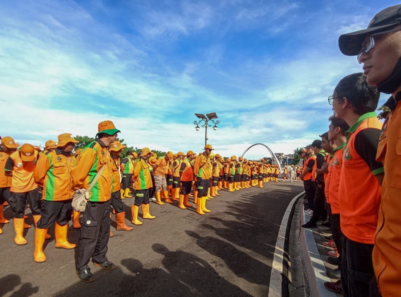 Petugas kebersihan siap siaga (Foto/Berita Jakarta)