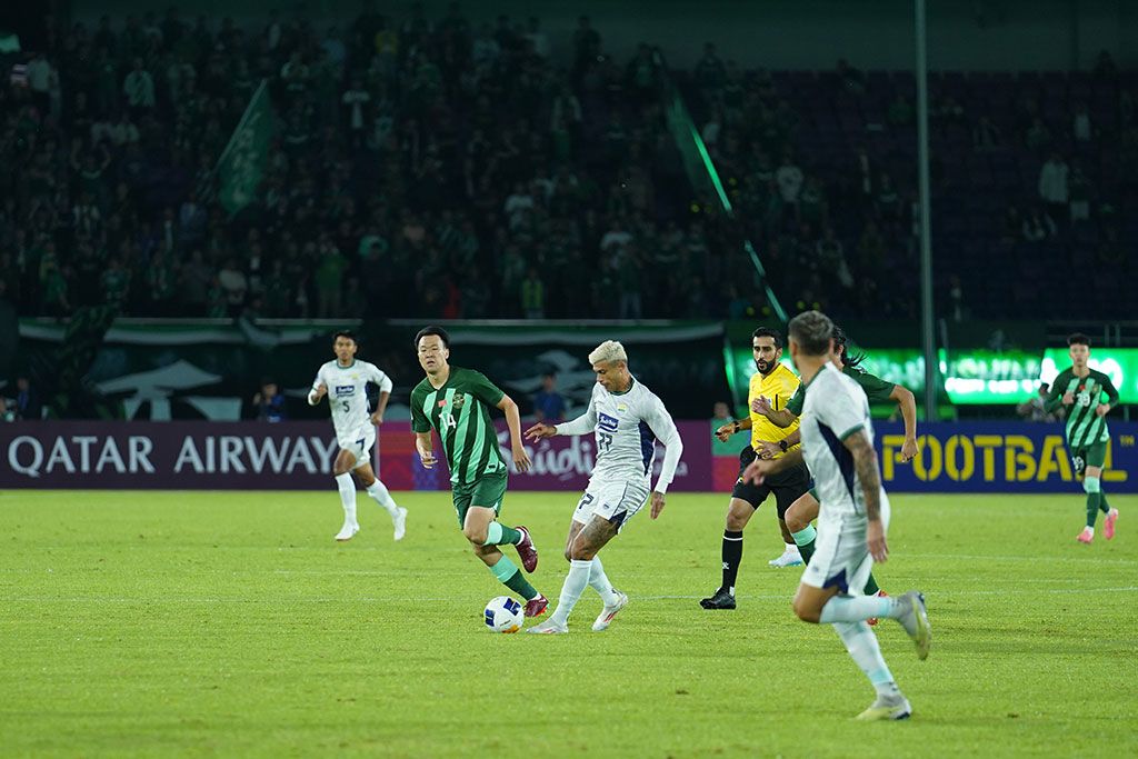 Pemain Persib (baju putih) Bandung Ciro Alves mencoba memberi tekanan ke Zhejiang. (Foto/Persib.co.id)