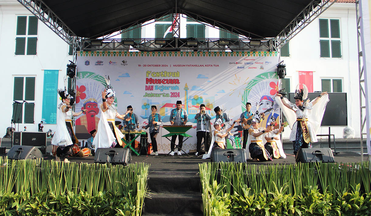 Sejumlah penari menari dalam acara Festival Museum dan Sejarah, di Kota Tua ,Jakarta, Minggu (20/10/2024). (BeritaNasional.com/Oke Atmaja)