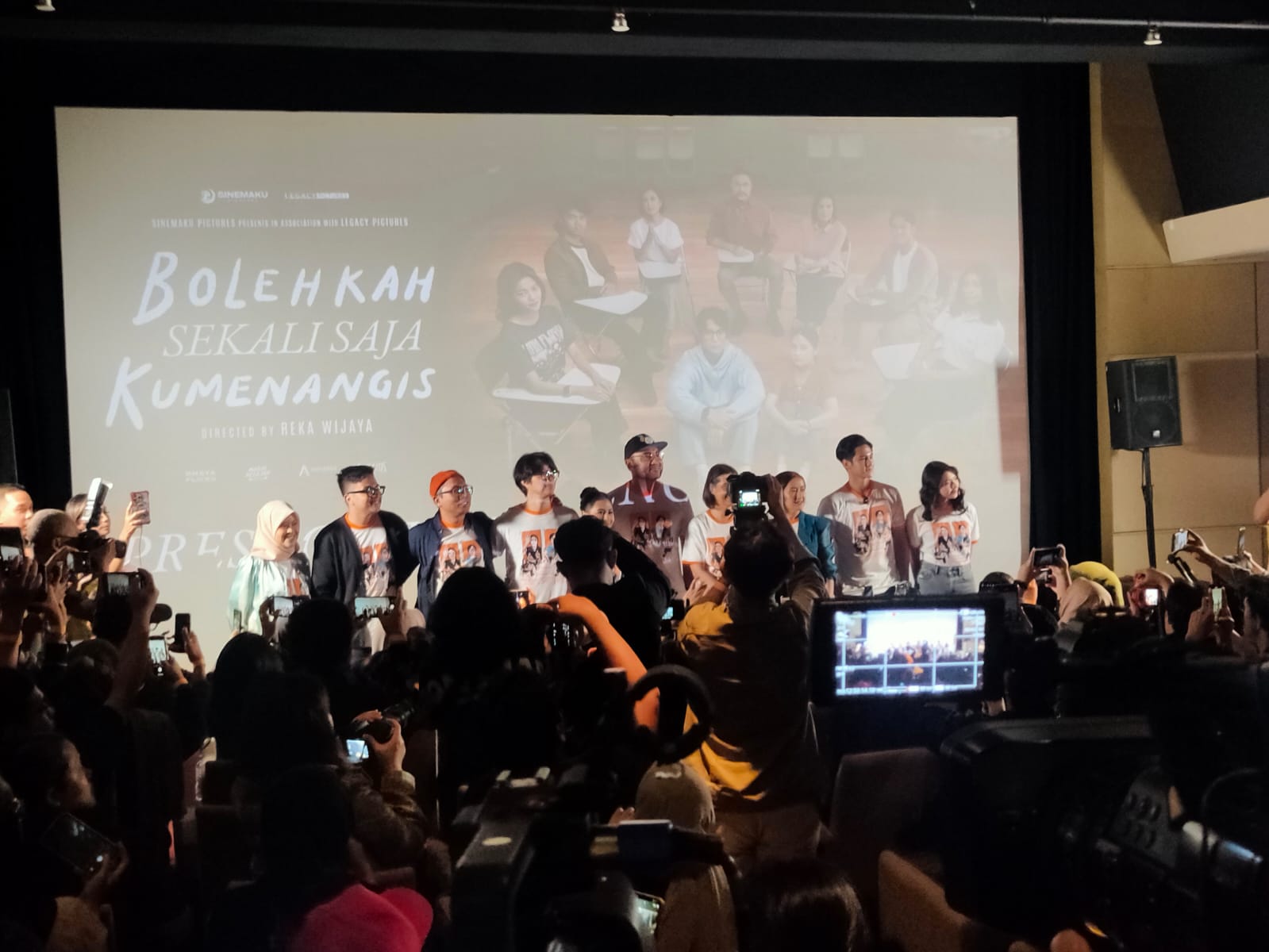 Para pemain dan kru film Bolehkah Sekali Saja Kumenangis saat konferensi pers di Plaza Indonesia. (BeritaNasional/Bagas Kusumohadi)