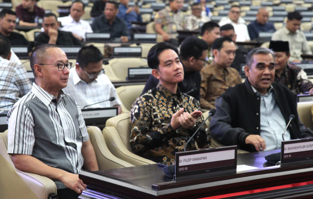 Wakil Presiden Terpilih Gibran Rakabuming Raka menghadiri geladi bersih pelantikan Presiden-Wakil Presiden Terpilih di kompleks parlemen, Senayan, Jakarta, Sabtu (19/10/2024).  (Beritanasional.com/Oke Atmaja)