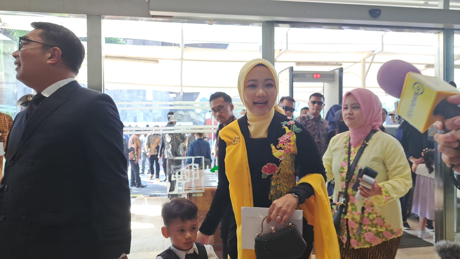 Calon Gubernur Jakarta Nomor Urut 1 Ridwan Kamil mendampingi sang istri Atalia Praratya yang dilantik menjadi anggota DPR. (BeritaNasional/Lydia).