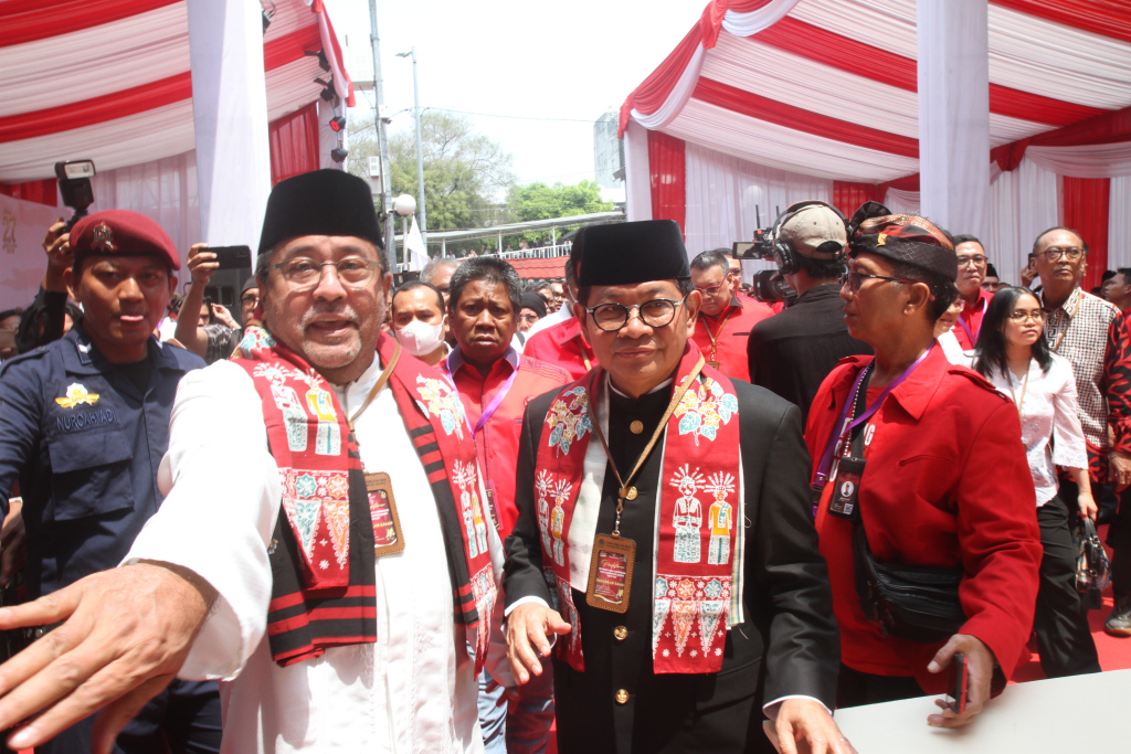 Calon gubernur Jakarta Pramono Anung (kanan) dan calon Wakil Gubernur Rano Karno Jakarta (kiri). (BeritaNasional/Oke Atmaja).