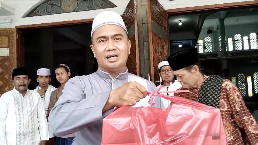 Program Jumat Berkah Divisi Humas Polri di Masjid Al-Jadid, Cijantung, Jakarta Timur (BeritaNasional/Bachtiarudin).