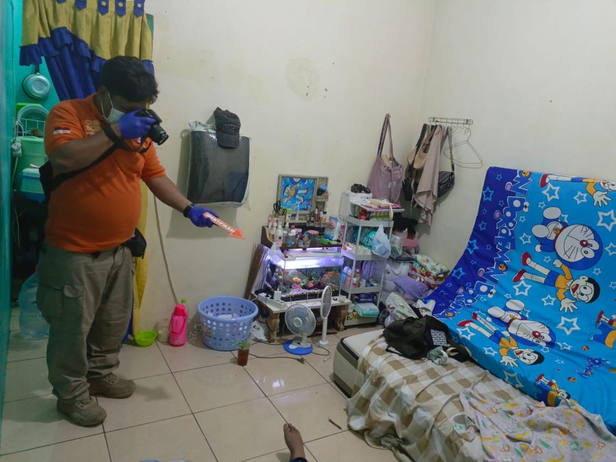 Polisi memeriksa tempat kejadian perkaran penemuan mayat ibu dan anak di Depok. (Foto/Dok Polres Depok)