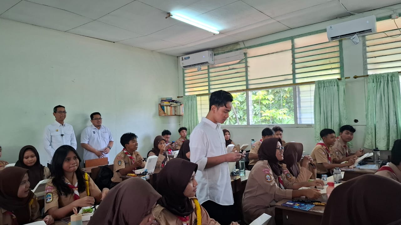 Momen calon wakil presiden, Gibran Rakabuming Raka tengok pelaksanaan uji coba makan bergizi gratis di Jakarta. (BeritaNasional/Lydia)