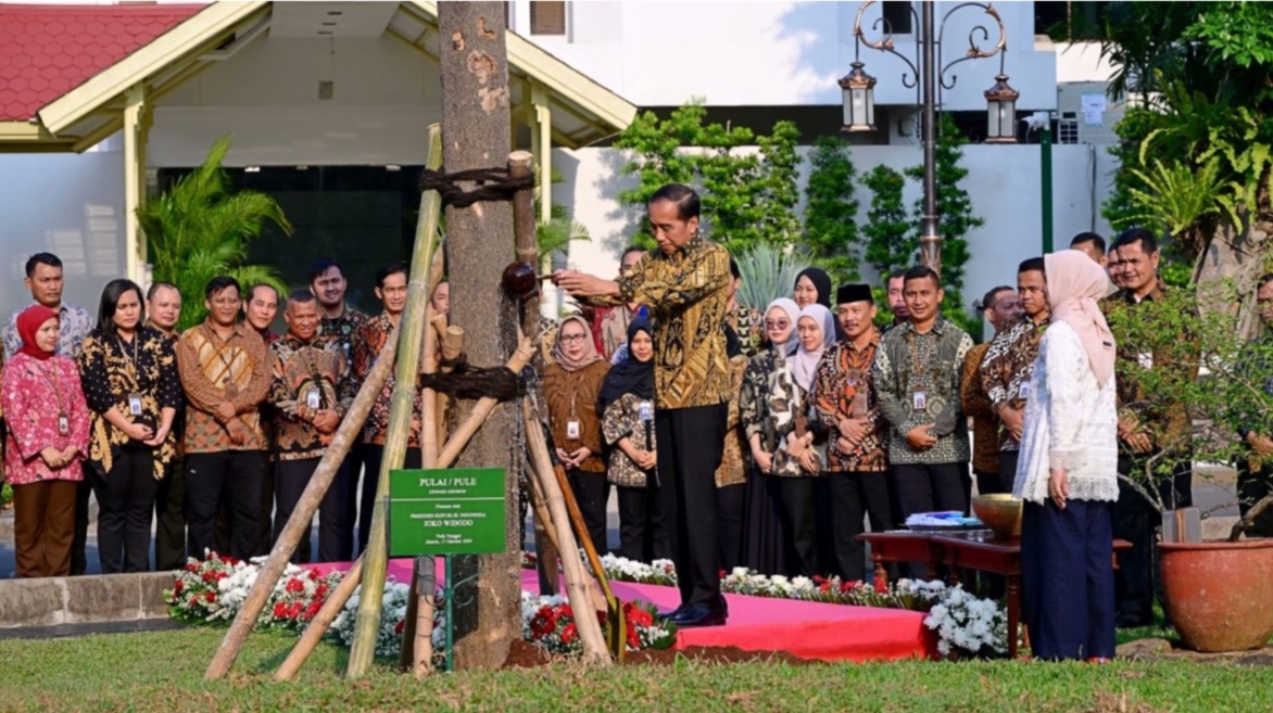 Jokowi dan Iriana Tanam Pohon di Istana. (Foto/BPMI)